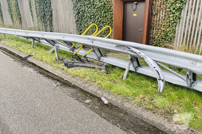 Auto belandt in de vangrail op snelweg