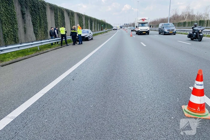 Auto belandt in de vangrail op snelweg