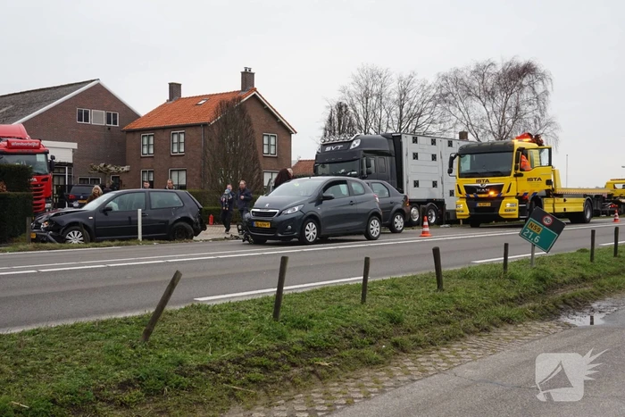 Forse schade na kop-staart aanrijding met meerdere auto's
