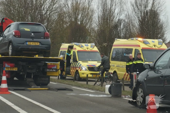 Forse schade na kop-staart aanrijding met meerdere auto's