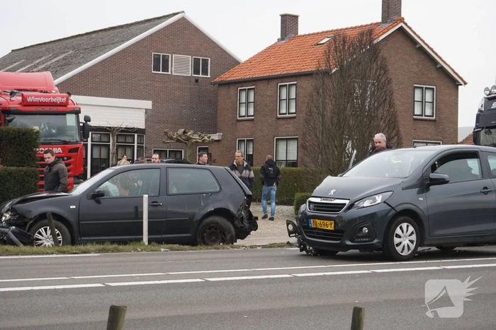 Forse schade na kop-staart aanrijding met meerdere auto's