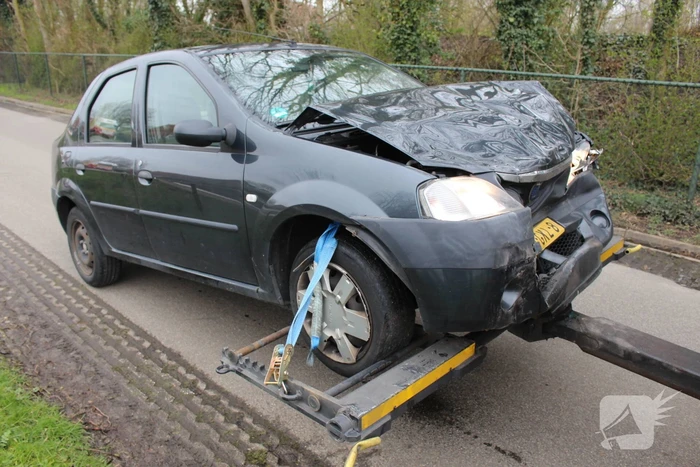 Forse schade na kop-staart aanrijding met meerdere auto's