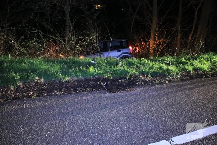 Automobilist vliegt uit de bocht en belandt in de bosjes