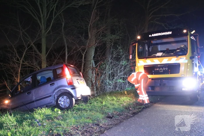 Automobilist vliegt uit de bocht en belandt in de bosjes