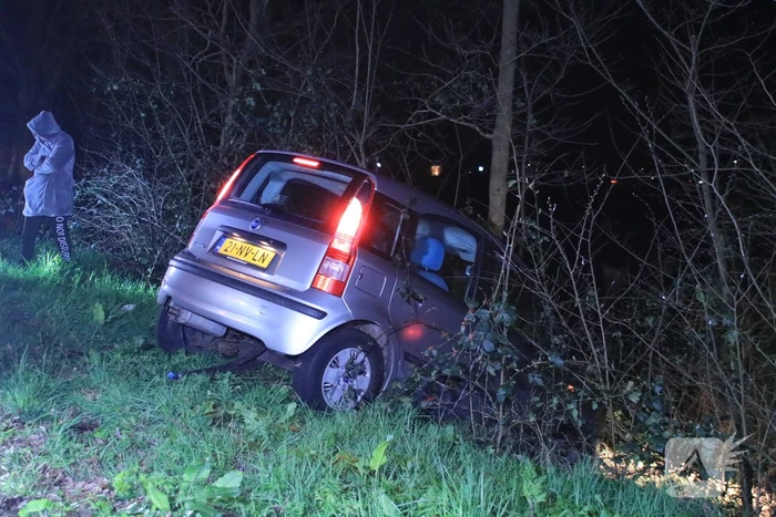 Automobilist vliegt uit de bocht en belandt in de bosjes