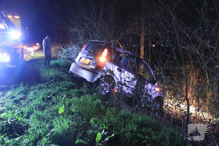 Automobilist vliegt uit de bocht en belandt in de bosjes