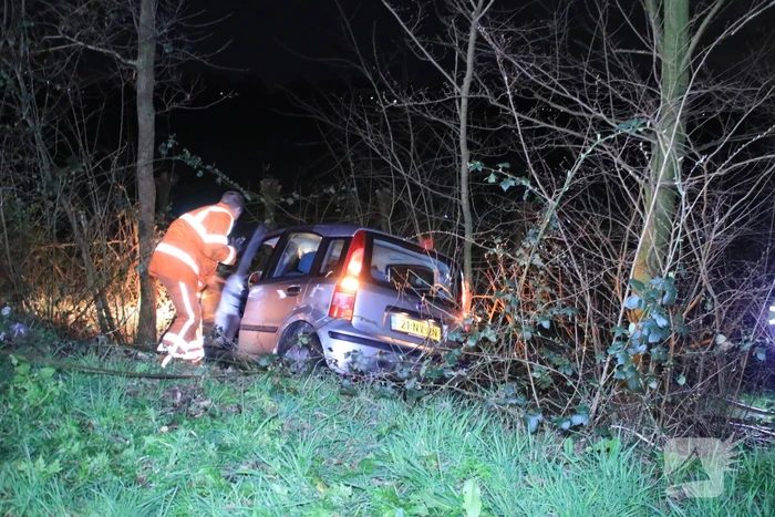 Automobilist vliegt uit de bocht en belandt in de bosjes
