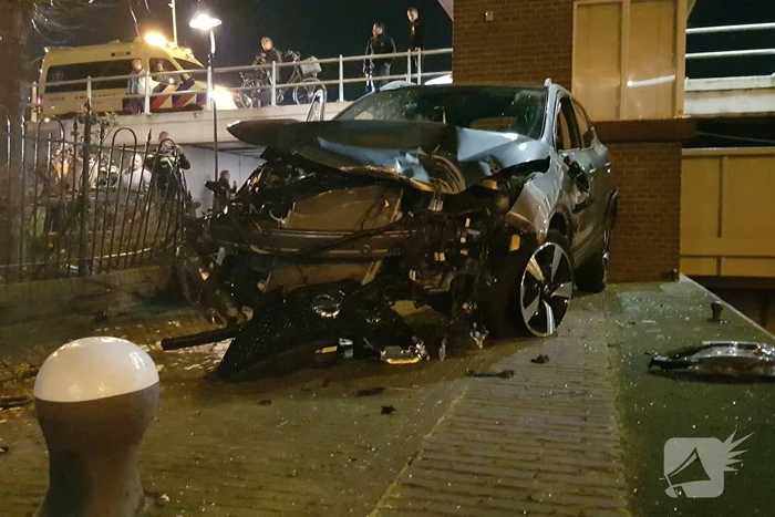Auto vliegt over de kop Malegatbrug af