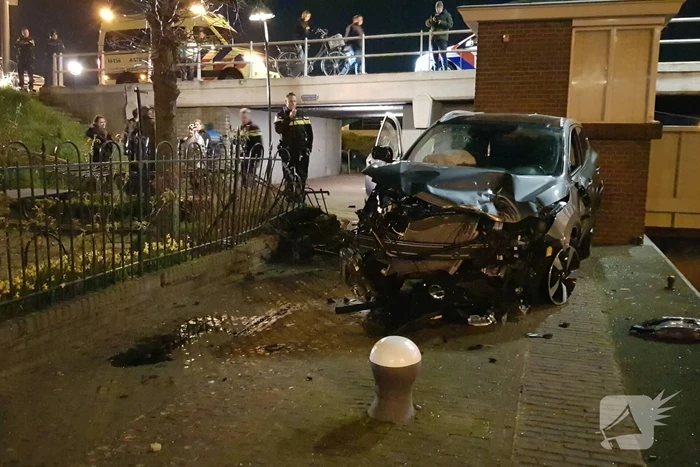 Auto vliegt over de kop Malegatbrug af