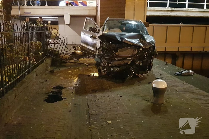 Auto vliegt over de kop Malegatbrug af