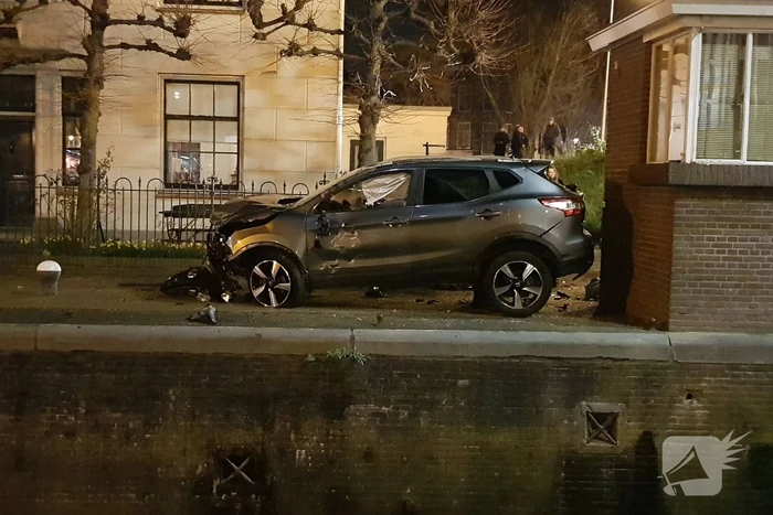 Auto vliegt over de kop Malegatbrug af