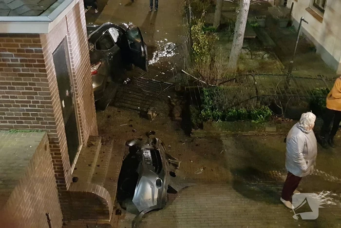 Auto vliegt over de kop Malegatbrug af