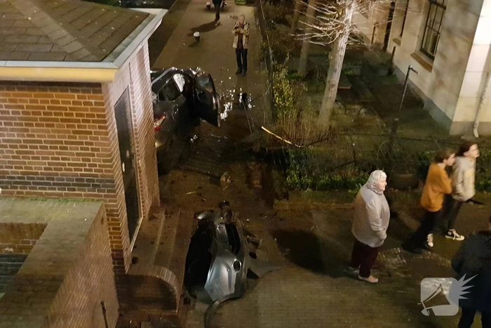 Auto vliegt over de kop Malegatbrug af