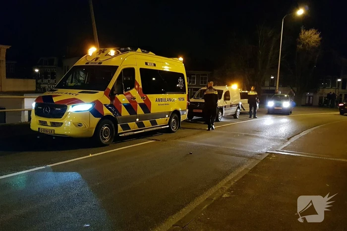 Auto vliegt over de kop Malegatbrug af