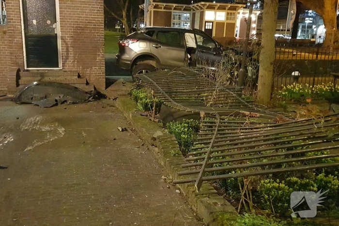 Auto vliegt over de kop Malegatbrug af