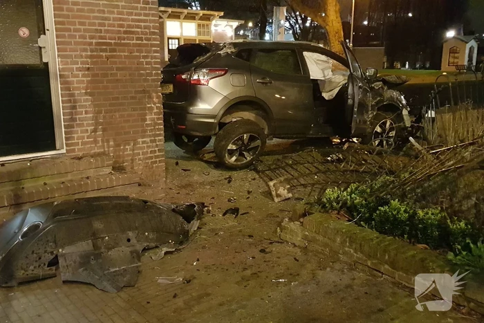 Auto vliegt over de kop Malegatbrug af