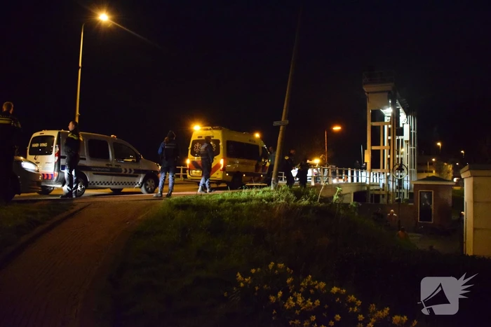 Auto vliegt over de kop Malegatbrug af