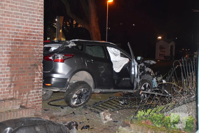 Auto vliegt over de kop Malegatbrug af