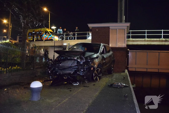 Auto vliegt over de kop Malegatbrug af