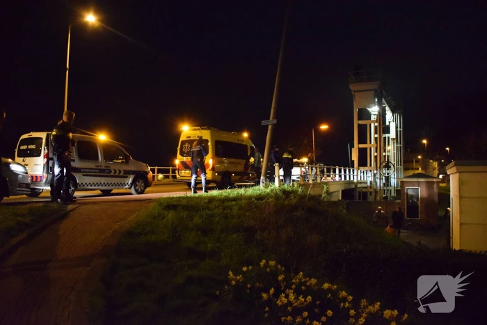 Auto vliegt over de kop Malegatbrug af