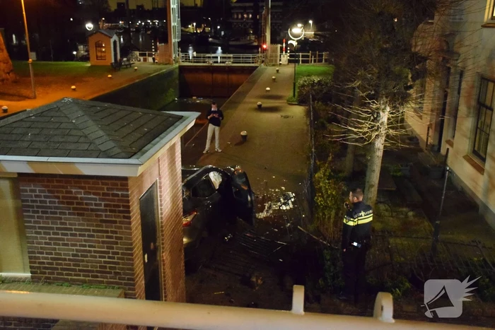 Auto vliegt over de kop Malegatbrug af