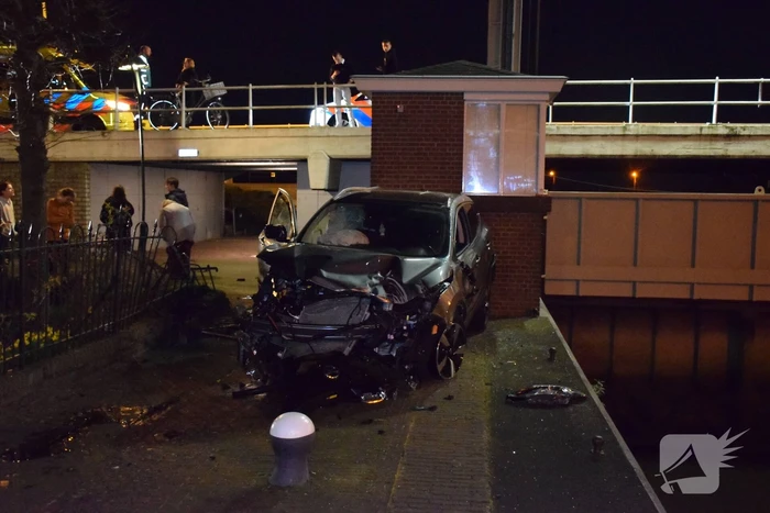 Auto vliegt over de kop Malegatbrug af