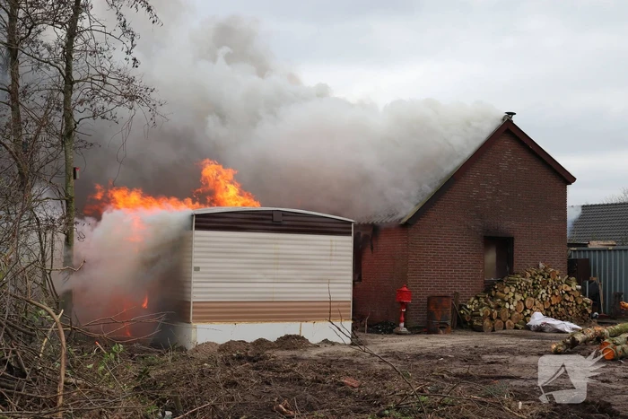 Chalet en schuur verwoest door uitslaande brand
