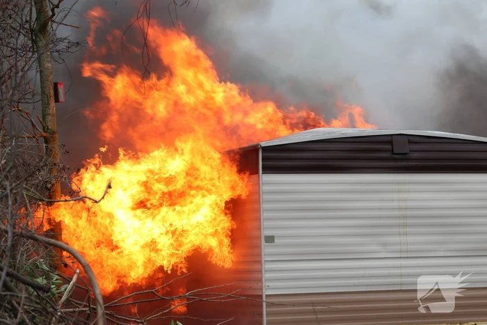 Chalet en schuur verwoest door uitslaande brand