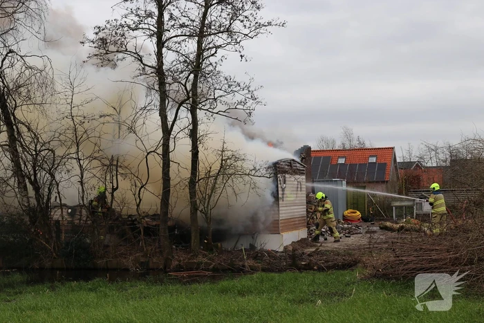 Chalet en schuur verwoest door uitslaande brand