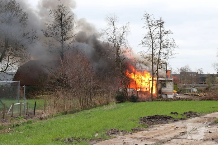 Chalet en schuur verwoest door uitslaande brand