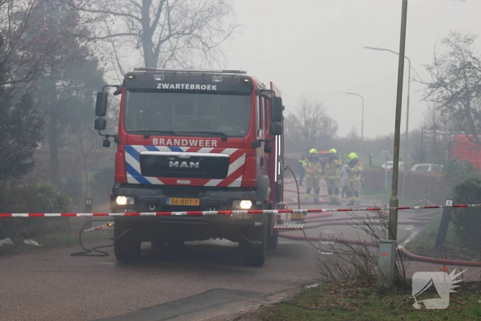 Chalet en schuur verwoest door uitslaande brand