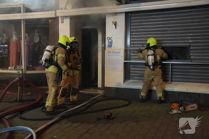 Twee gewonden bij zeer grote brand in snackbar De Engel