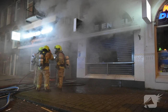 Twee gewonden bij zeer grote brand in snackbar De Engel