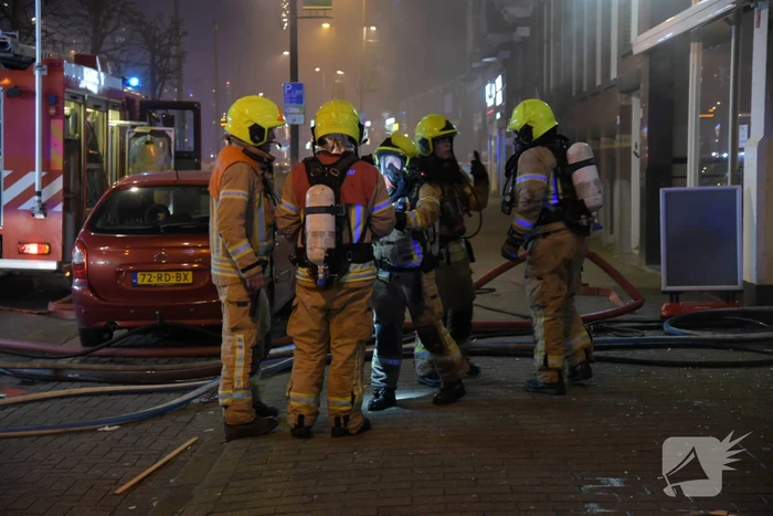 Twee gewonden bij zeer grote brand in snackbar De Engel