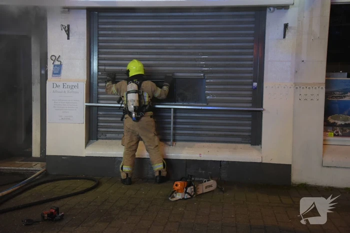 Twee gewonden bij zeer grote brand in snackbar De Engel