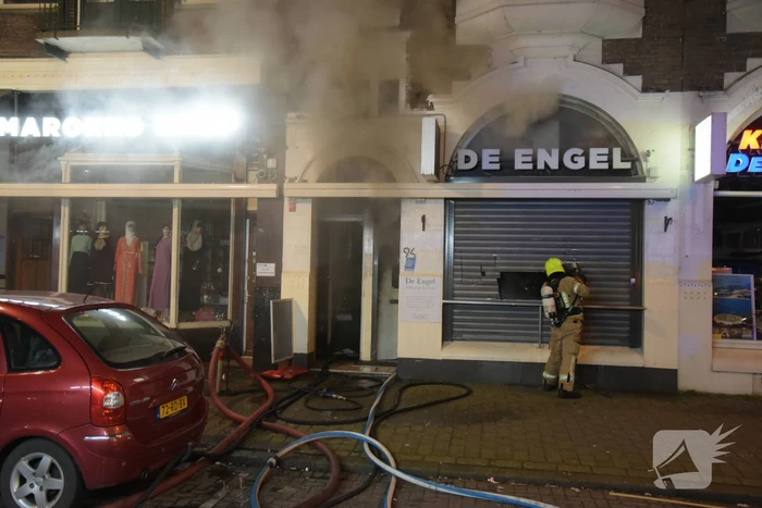 Twee gewonden bij zeer grote brand in snackbar De Engel