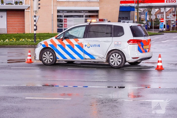 Politieauto in de kreukels na aanrijding
