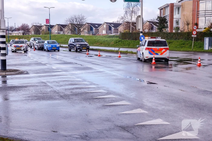 Politieauto in de kreukels na aanrijding