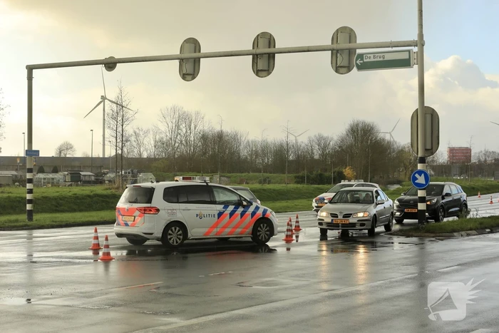 Politieauto in de kreukels na aanrijding