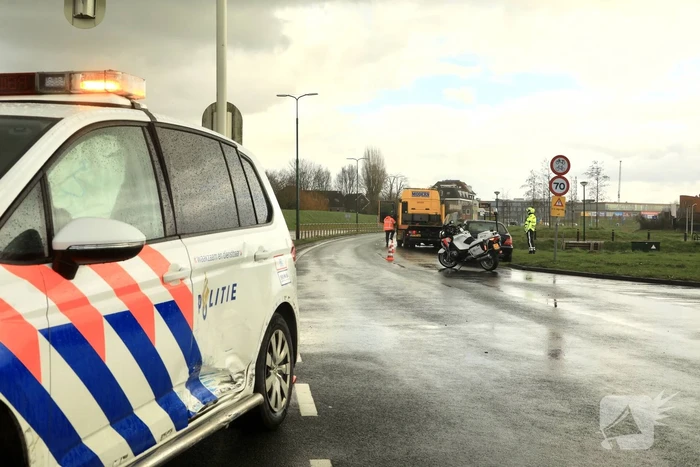 Politieauto in de kreukels na aanrijding