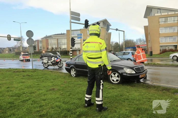 Politieauto in de kreukels na aanrijding