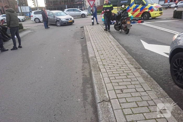 Scooterrijder gewond na aanrijding met auto