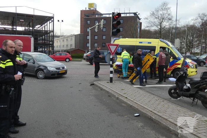 Scooterrijder gewond na aanrijding met auto