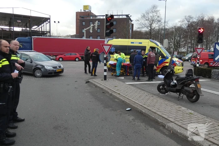 Scooterrijder gewond na aanrijding met auto