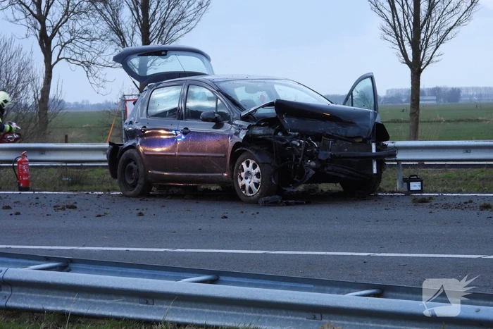 Flinke schade na crash tegen vangrail