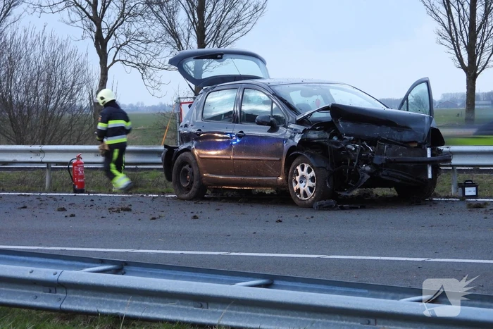 Flinke schade na crash tegen vangrail