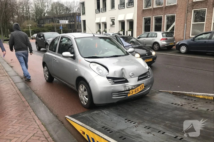 Auto vliegt uit de bocht en ramt lantaarnpaal