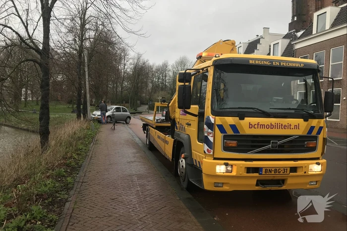 Auto vliegt uit de bocht en ramt lantaarnpaal