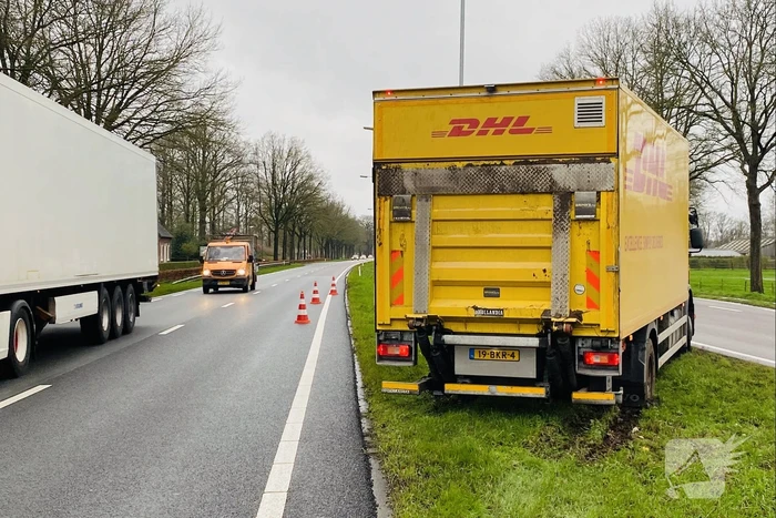 DHL-vrachtwagen komt vast te zitten middenberm