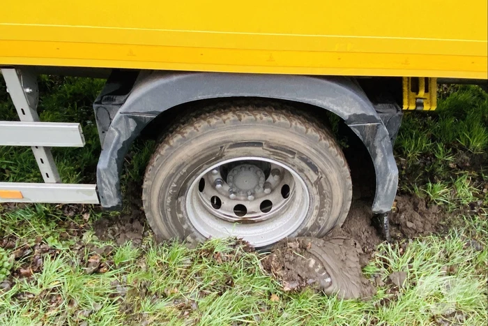 DHL-vrachtwagen komt vast te zitten middenberm